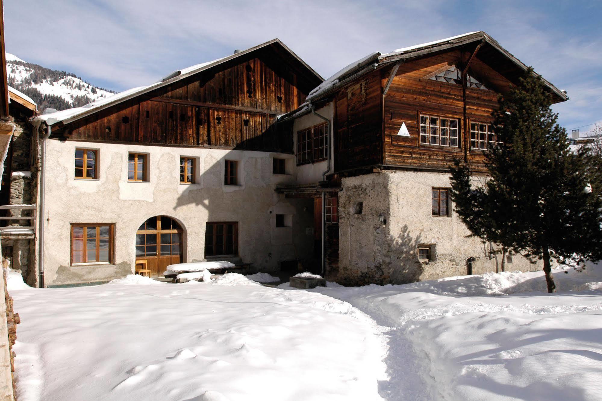 Sta-Maria Youth Hostel Santa Maria Val Müstair Exterior photo